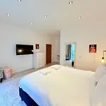 Big Fun Flat In Centre With Patio Daire