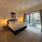 Big Fun Flat In Centre With Patio * Bristol
