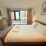 Big Fun Flat In Centre With Patio Bristol