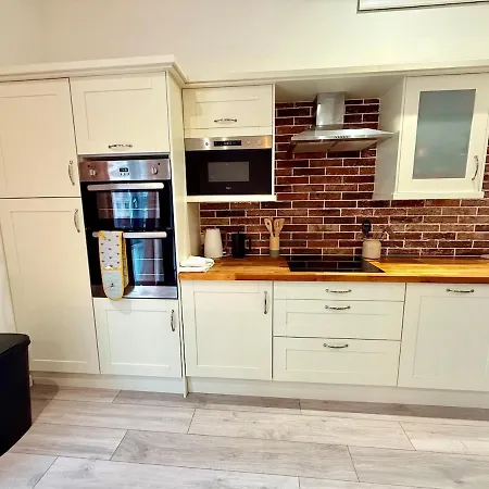 Apartman Big Fun Flat In Centre With Patio & Parking