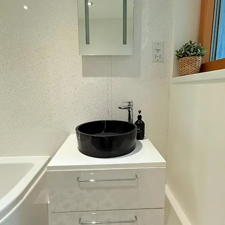 Big Fun Flat In Centre With Patio & Parking *