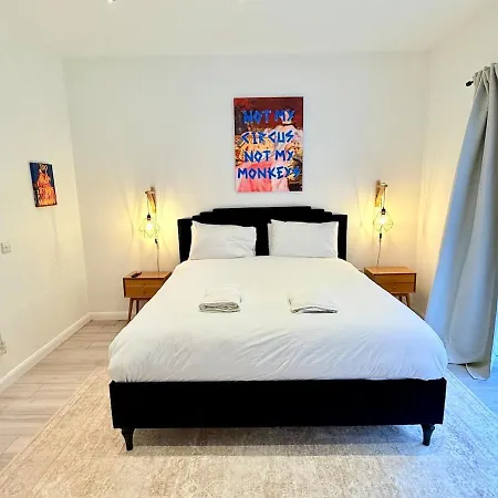 Big Fun Flat In Centre With Patio & Parking Appartamento