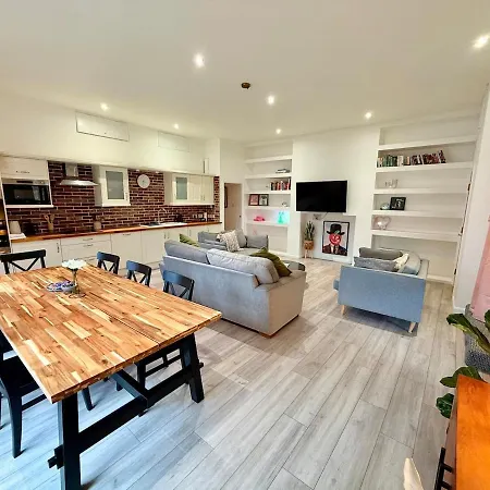 Apartment Big Fun Flat In Centre With Patio & Parking