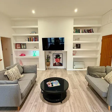 Big Fun Flat In Centre With Patio & Parking * Bristol