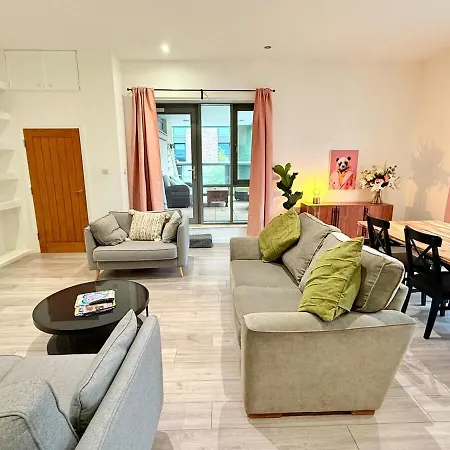 Big Fun Flat In Centre With Patio & Parking Appartamento *