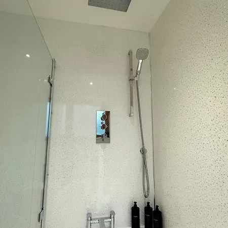 Big Fun Flat In Centre With Patio & Parking