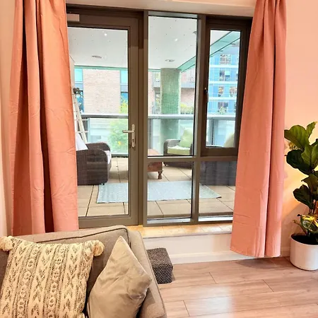 Big Fun Flat In Centre With Patio & Parking * Bristol