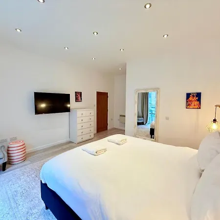 Apartment Big Fun Flat In Centre With Patio & Parking Bristol