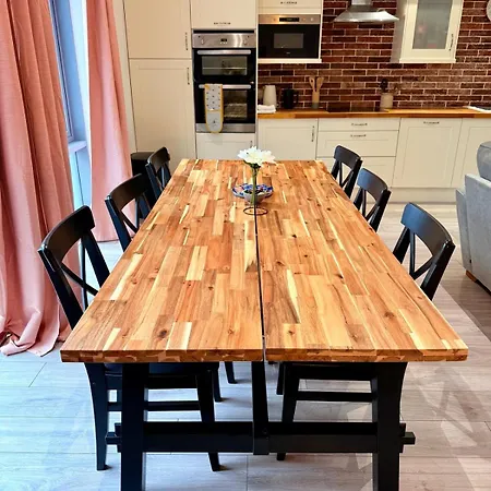 Big Fun Flat In Centre With Patio & Parking