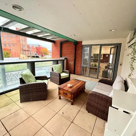 Apartment Big Fun Flat In Centre With Patio & Parking Bristol