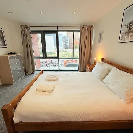 Big Fun Flat In Centre With Patio & Parking Bristol