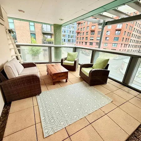 Big Fun Flat In Centre With Patio & Parking Apartman *