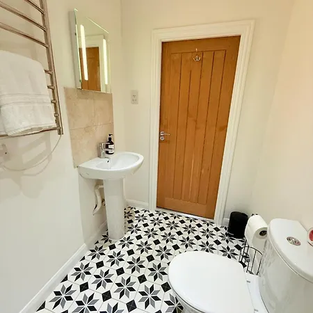 Big Fun Flat In Centre With Patio & Parking Appartamento