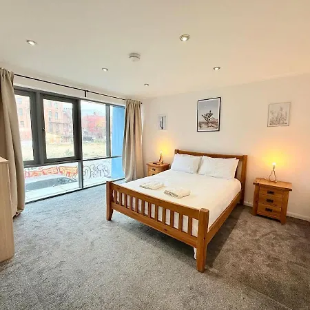 Big Fun Flat In Centre With Patio Apartment *