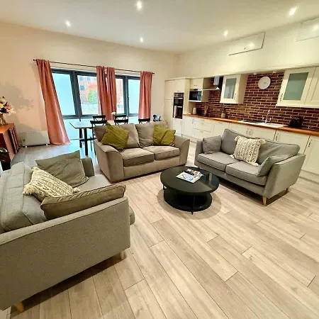 Big Fun Flat In Centre With Patio * Бристоль