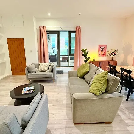 Big Fun Flat In Centre With Patio Apartment