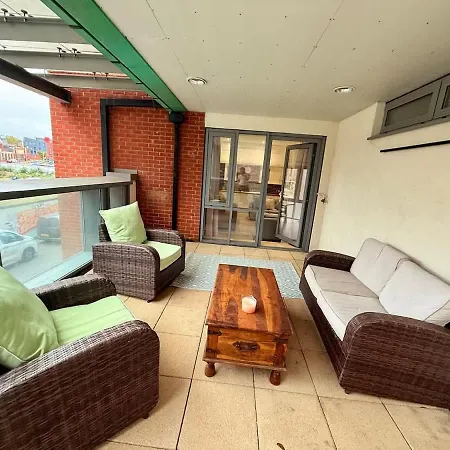 Big Fun Flat In Centre With Patio Apartment *