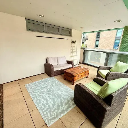 Big Fun Flat In Centre With Patio * Bristol