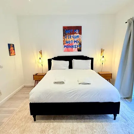 Big Fun Flat In Centre With Patio Apartment *