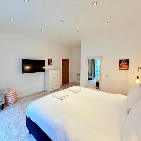 Big Fun Flat In Centre With Patio Apartment