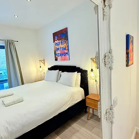 Big Fun Flat In Centre With Patio Apartment