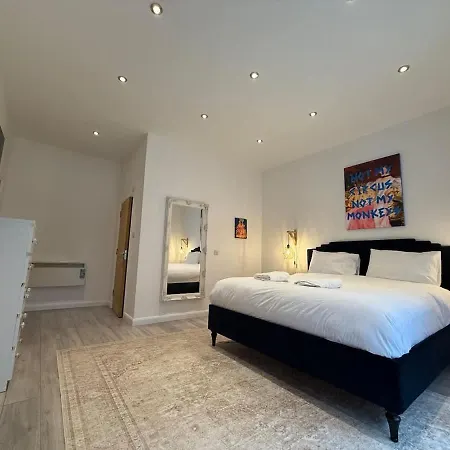 Big Fun Flat In Centre With Patio Apartment