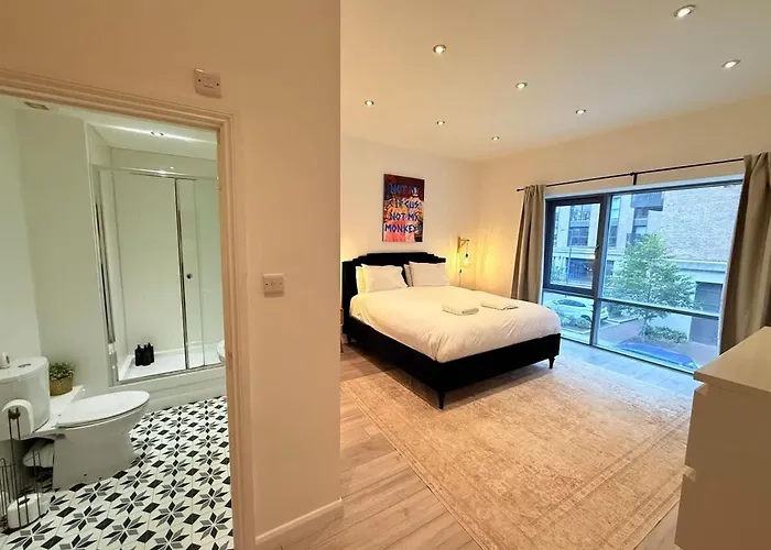 Апартаменти Big Fun Flat In Centre With Patio Бристоль