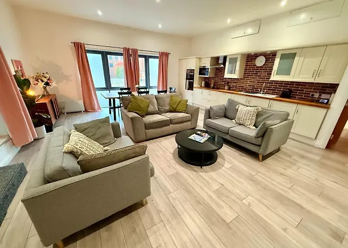 Big Fun Flat In Centre With Patio * Бристоль