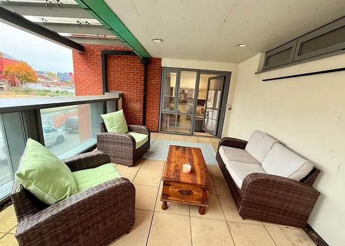 Big Fun Flat In Centre With Patio شقة *