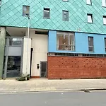 Big Fun Flat In Centre With Patio *