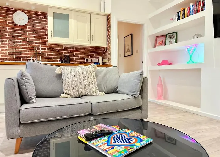 Big Fun Flat In Centre With Patio *