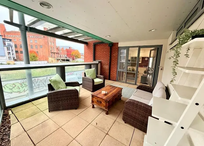 Big Fun Flat In Centre With Patio Lejlighed