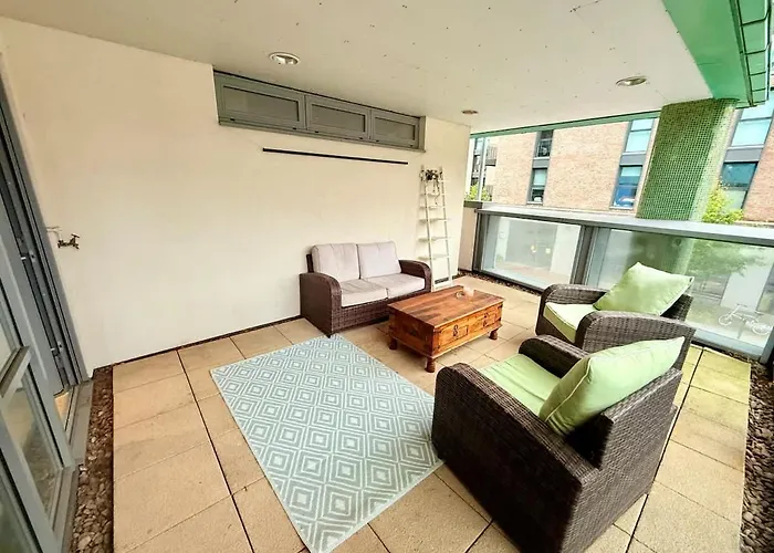 Big Fun Flat In Centre With Patio * Bristol