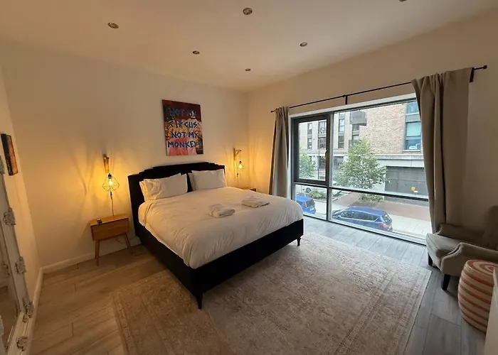 Big Fun Flat In Centre With Patio * Bristol