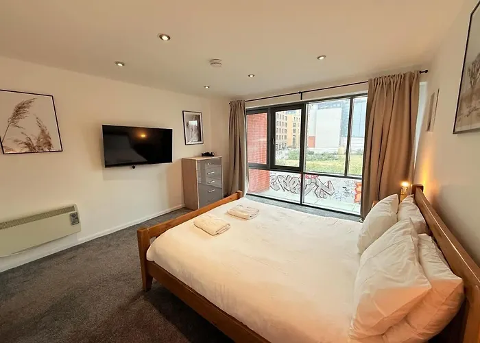 Big Fun Flat In Centre With Patio Bristol